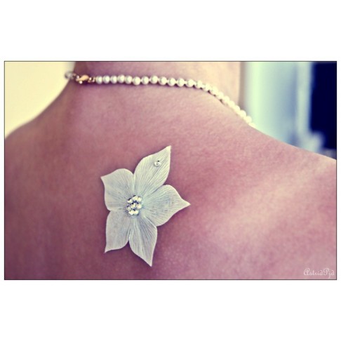 Bijou de peau Délices fleur en satin de soie et strass mariage