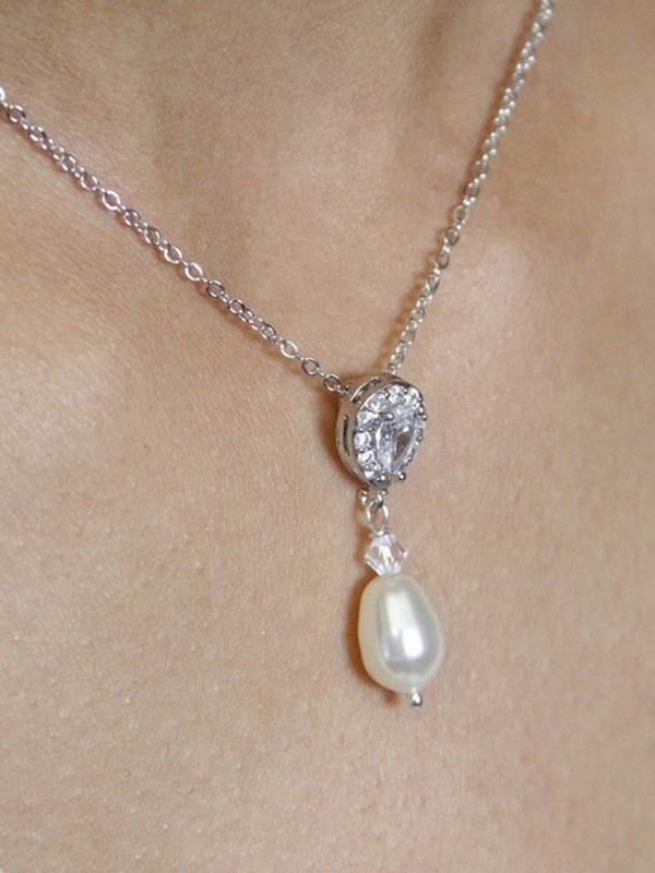 Collier Vintage crème. Bijoux élégant, mariage, soirée