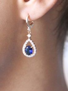 Boucles d'oreilles mariage gouttes ajourées et strass bleu saphir