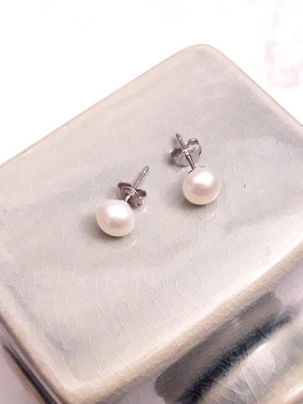 Boucles D'oreilles Clous En Argent Avec Perles D'eau Douce – Style épuré