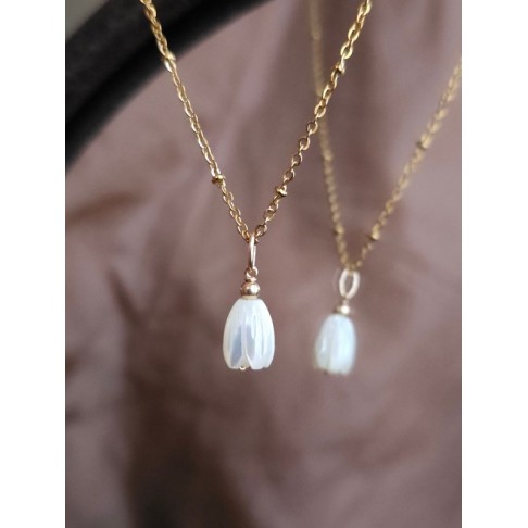 Collier Cyrine ras de cou pendentif fleur de nacre jacinthe