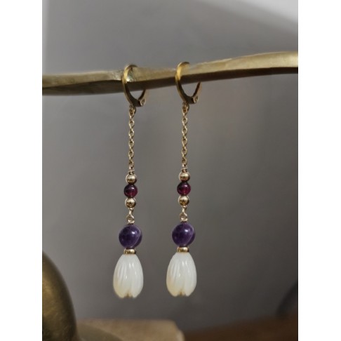 Boucles d'oreilles fleurs de nacre, améthyste et grenat