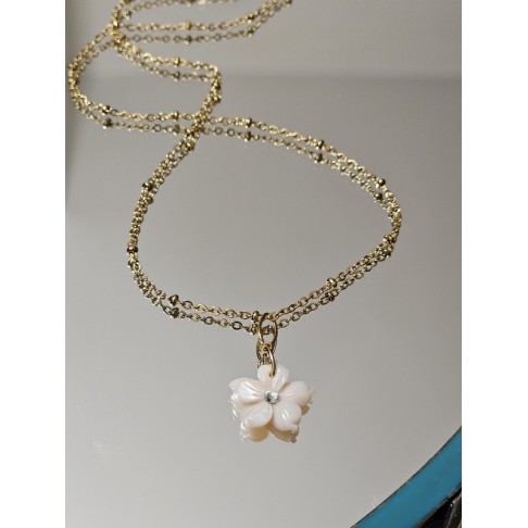 Collier fleur de nacre Naïma, fleur de nacre rose, blanche ou grise