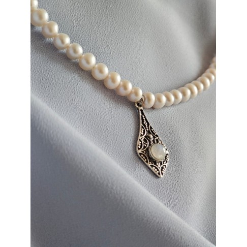 Collier tour de cou perles de culture et amulette pendule pierre de lune