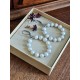 Boucles d'oreilles Madeleine dormeuses creoles de perles de culture