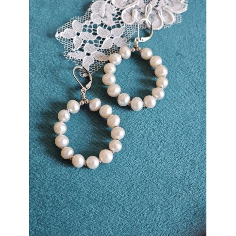 Boucles d'oreilles Madeleine dormeuses creoles de perles de culture