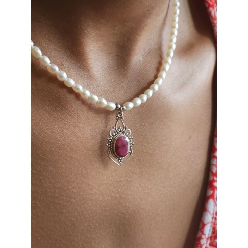 Collier perles de culture grains de riz et amulette rubis Saïra