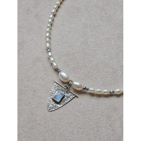 Alesio collier de perles de culture grains de riz et amulette pierre de lune