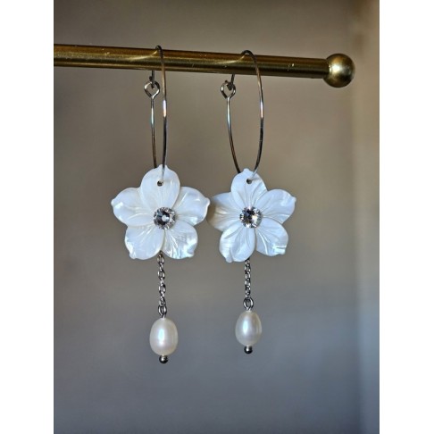 Créoles boucles d'oreilles fleurs de nacre - Bijoux mariage prêts à porter