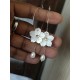 Créoles boucles d'oreilles fleurs de nacre - Bijoux mariage prêts à porter
